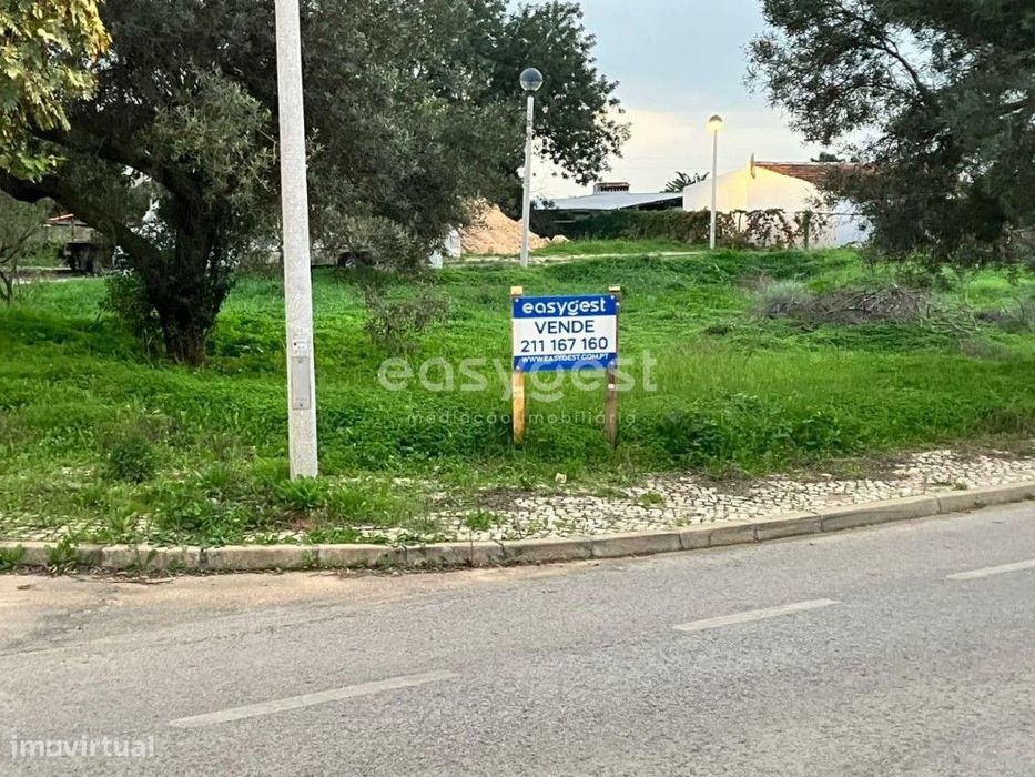 Excelente Lote com uma área de 650,8 m2, com projeto aprovado em Estoi