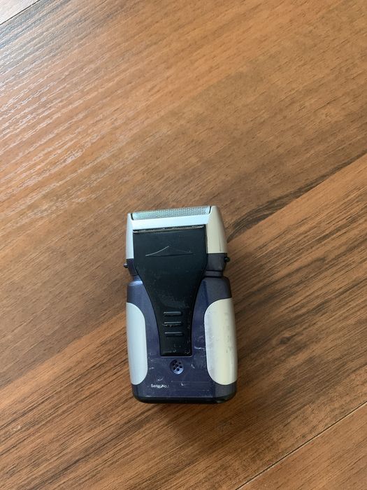 Електро бритва Vitek в робочому стані