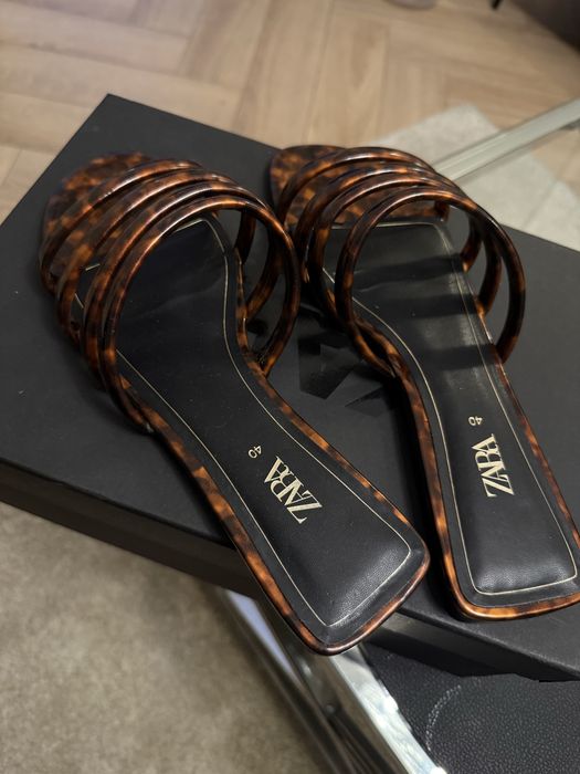 Brązowe klapki Zara