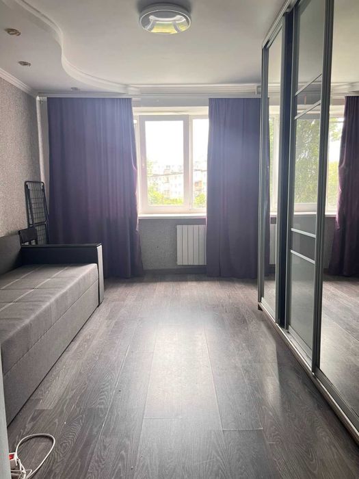 Продам велику 18,7м.кв. кімнату з ремонтом в гуртожитку біля м.Лісова і Чернігівська. ТЕРМІНОВО
