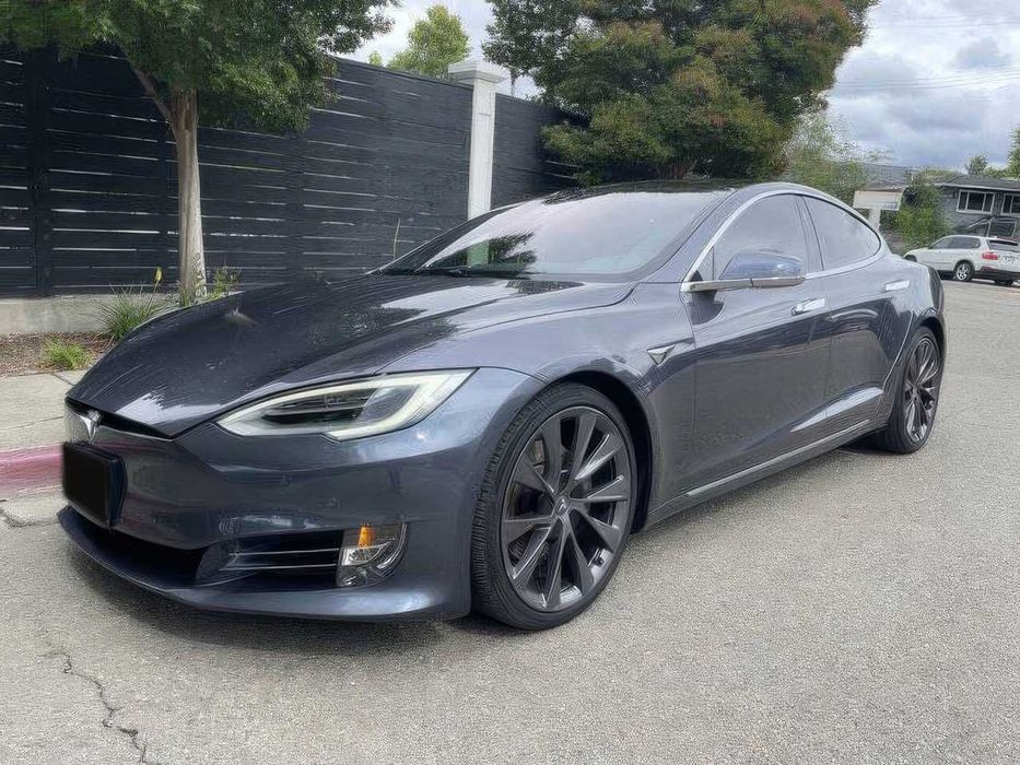 Tesla Model S Plaid      2021