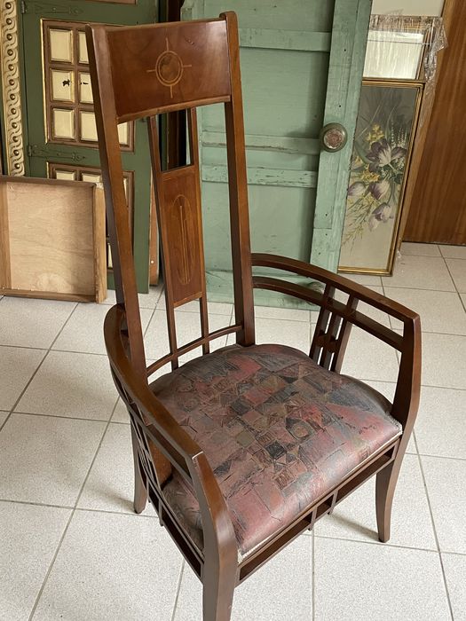 Cadeirão clássico madeira com almofada