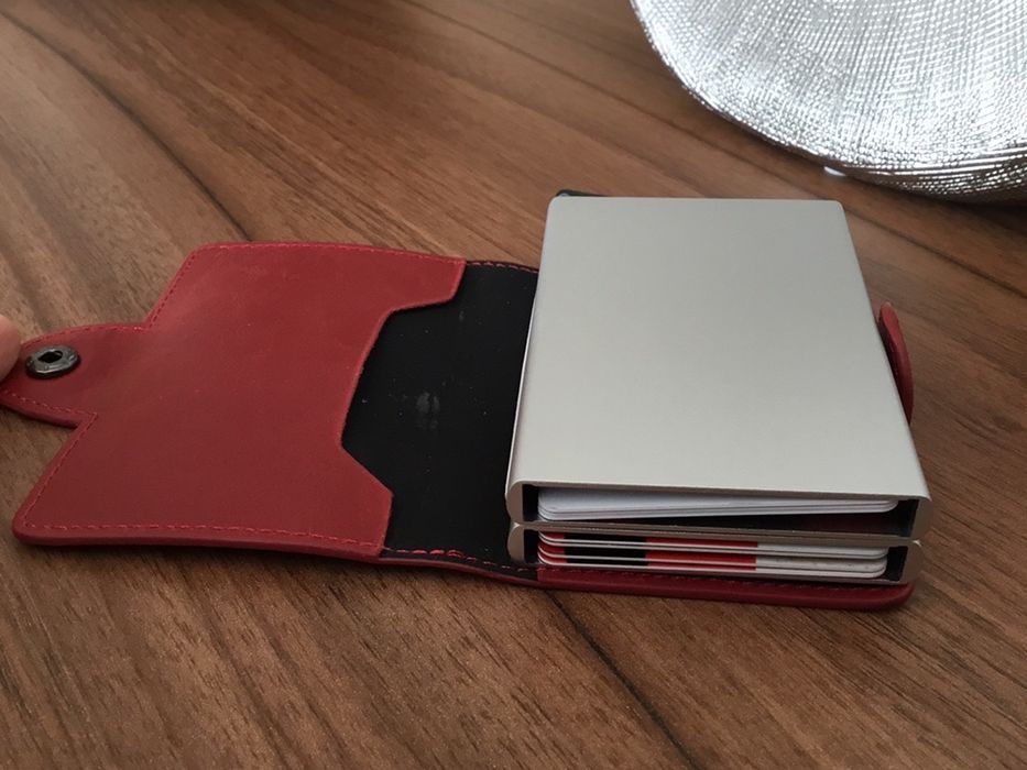 Carteira com protecção Contactless dos seus cartões, revistida a pele