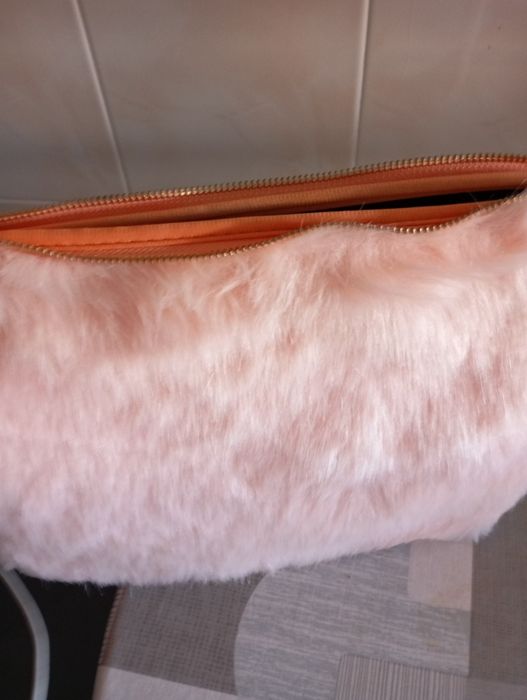 Bolsa rosa com pelo