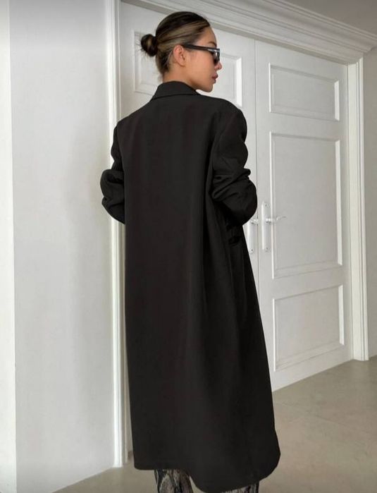 Płaszcz damski z długimi rękawami i klapami. DAZY.