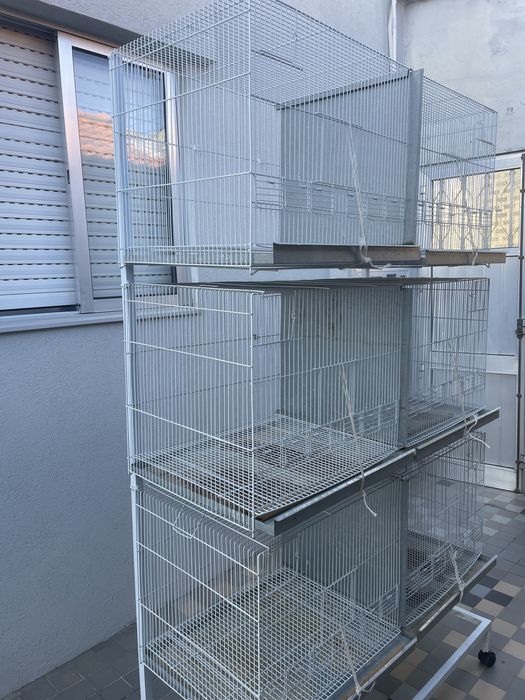 Gaiolas com estrutura de montagem
