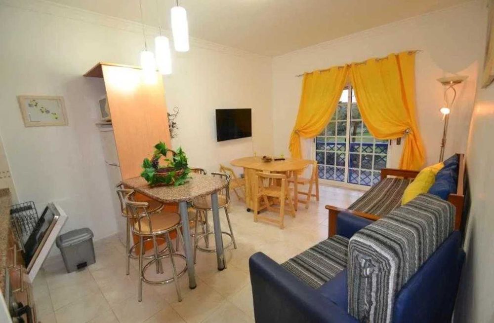 Apartamento T1 com piscinas, MEO, wifi, churrasqueira e garagem