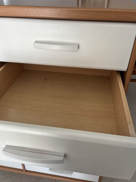 Comoda com muita arrumação usada