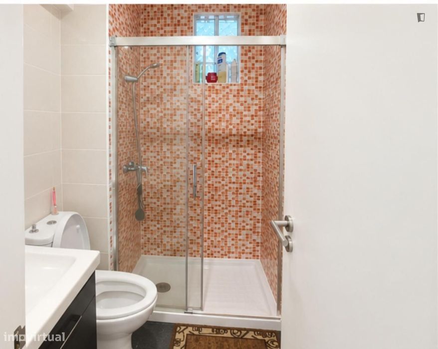 Quarto - localizado em Olivais Lisbon