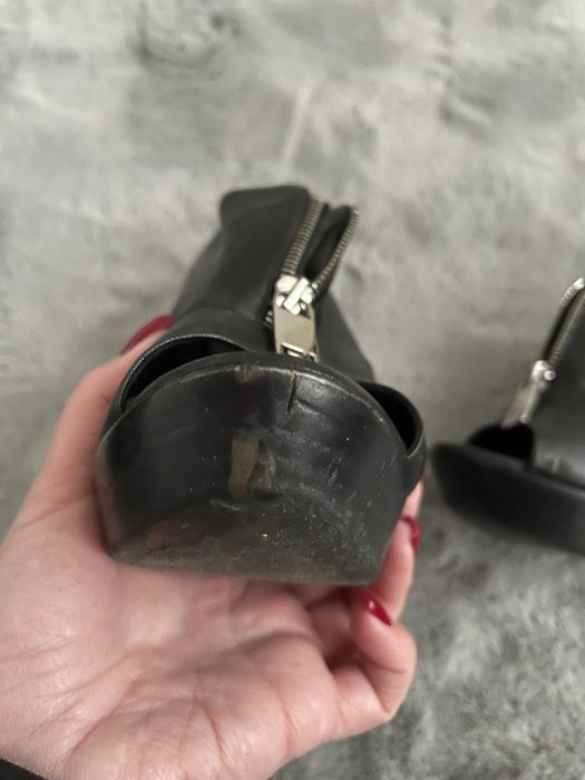 Женские кожаные туфли FENDY