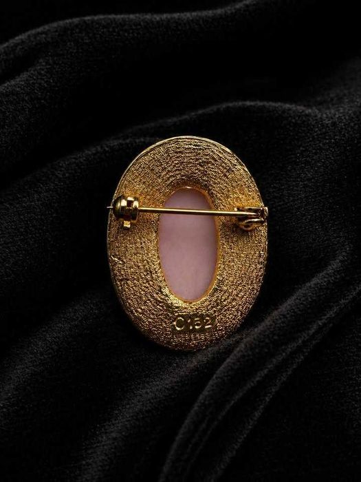 Broche Vintage Camafeu – Perfil Feminino – Tom Dourado
