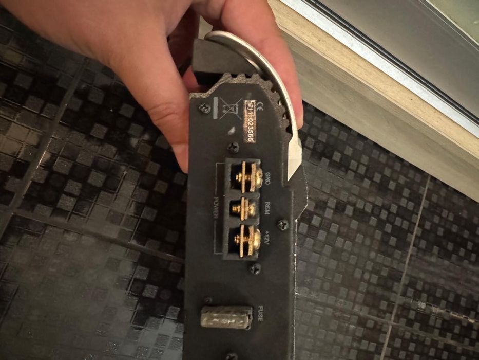 Підсилювач звуку JBL