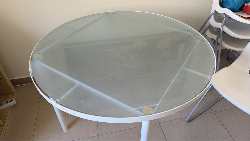 Mesa branca tampo vidro