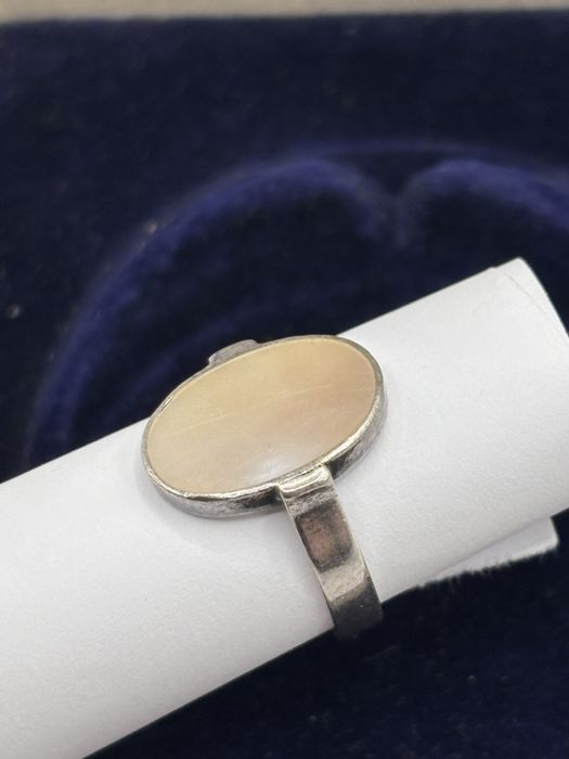 Pierścionek z masą perłową 1984