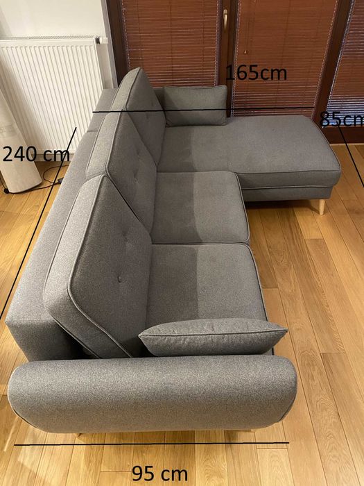 Czysta sofa narożna.