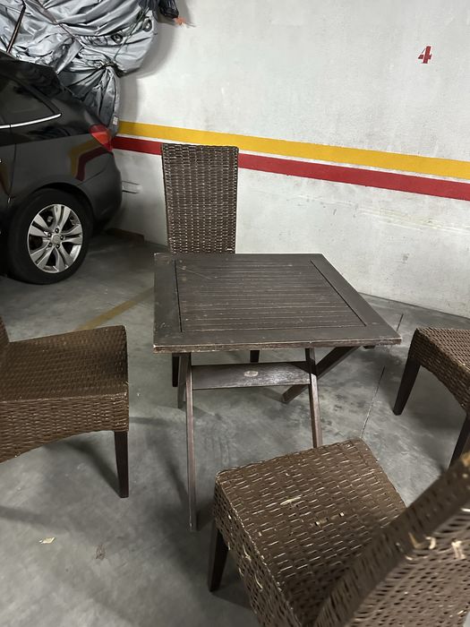 4 cadeiras + mesa desmontável