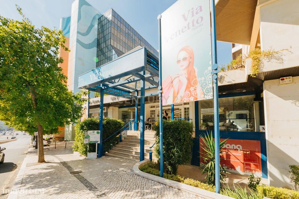 Venda e Trespasse de dois espaços comercial afetos a restauração na Av