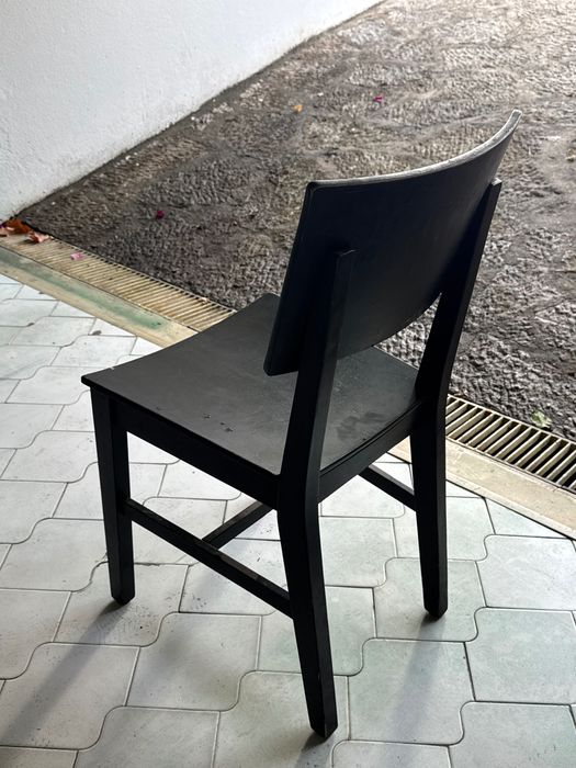 Cadeira preta minimal