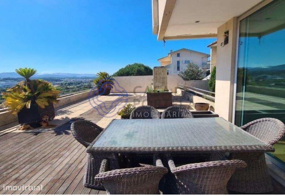 Moradia T3 de  Luxo em condomínio com piscina em São João da Madeira