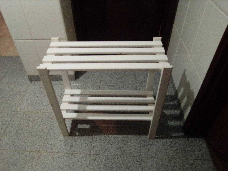 mesa em ripas de madeira