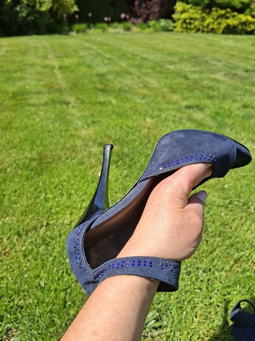 Granatowe buty na 11,5cm obcasie z błyszczącymi chabrowymi  zdobieniami