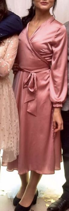 Продаю  ніжну сукню на запах.Без дефектів.Розмір m-l.