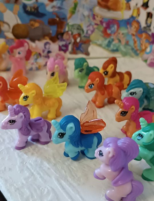Игрушки Kinder Surprise Единорожки и др.