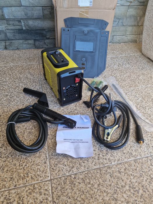 Máquina de soldar inversora portátil MMA/ARC, acompanhada pelo seu kit de acessórios de fábrica.