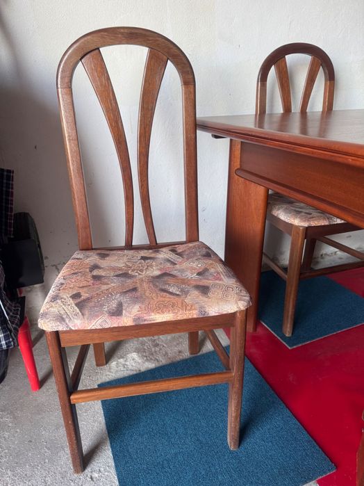 Mesa de jantar extensível + 4 cadeiras