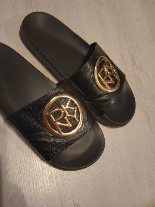 Czarne klapki damskie DKNY