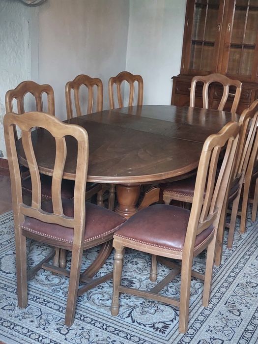 8 Cadeiras de Sala de Jantar em Madeira de Castanho