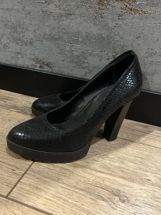 Klasyczne, czarne buty na obcasie