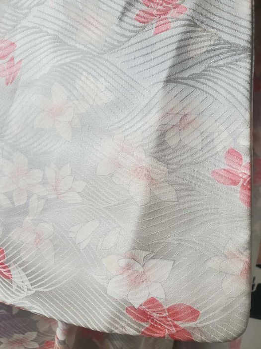 Jedwabne srebrne kimono komon japońskie w kwiaty różowe białe awase