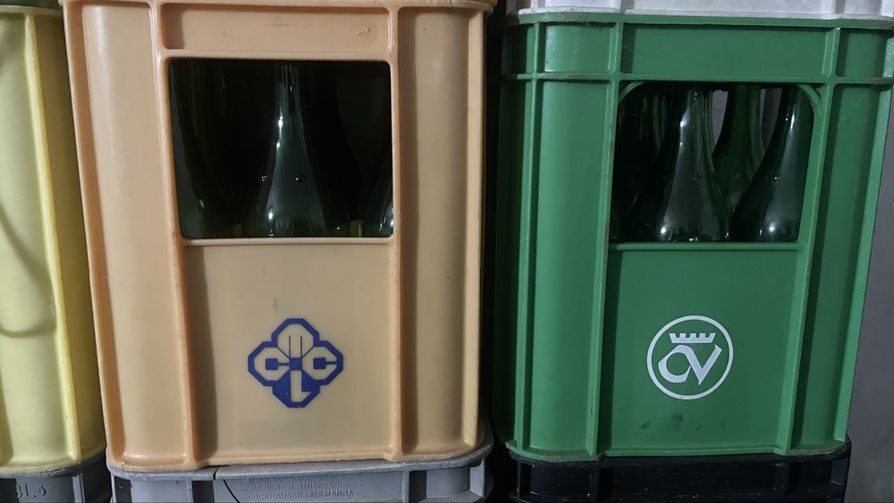 Garrafas de litro com caixa.