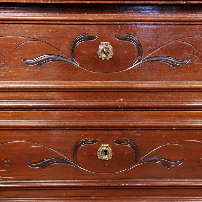 Imponente cómoda em madeira de vinhático com entalhamentos