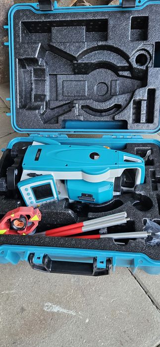 Teodolito com prisma e tripé