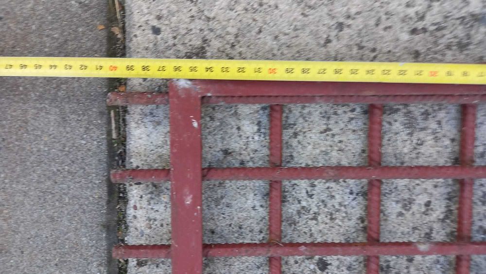 Stalowy płotek uzupełniający ogrodzenie