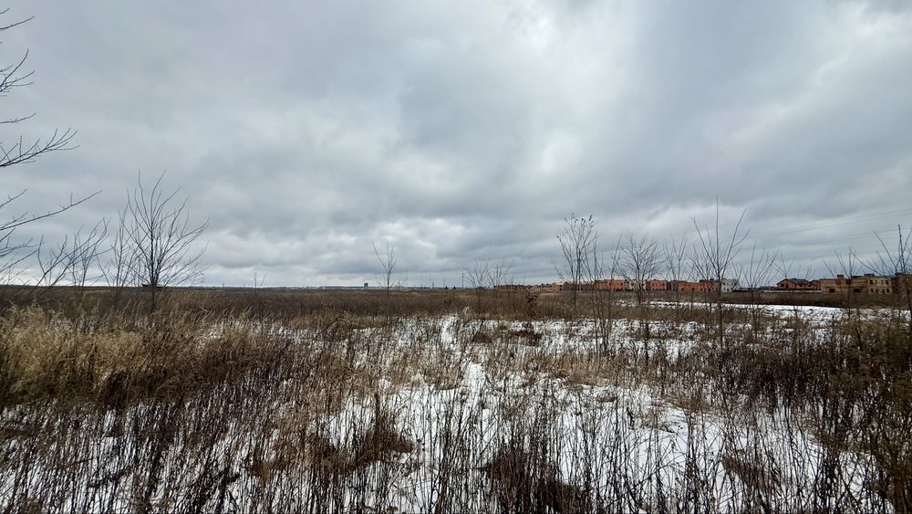 Ділянка біля котеджного містечка, поруч розвинена інфраструктура