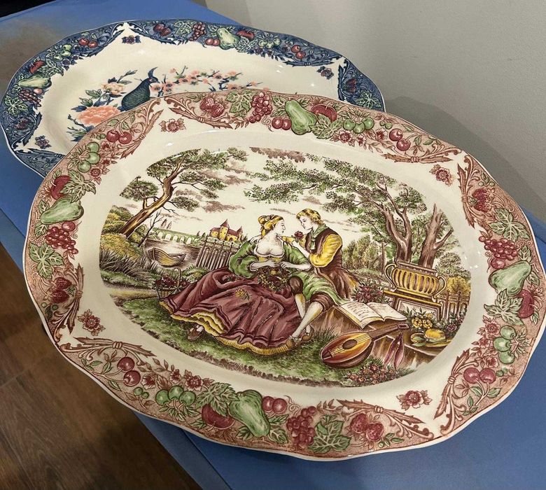 Vende-se Pratos e Travessas antigos