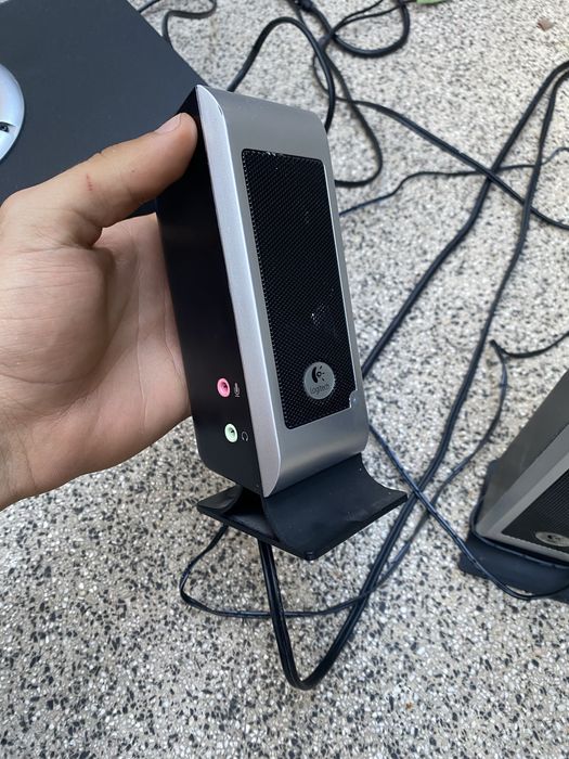 Sistema de som Logitech 2.1 com subwoofer