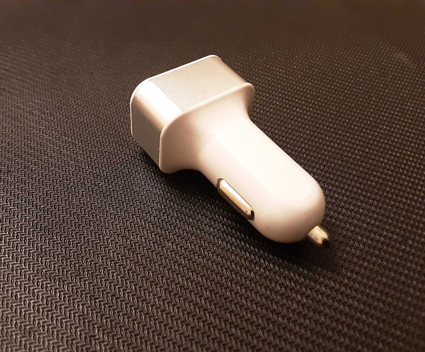 Автомобильний USB адаптер-зарядное устройство на 3 кабеля