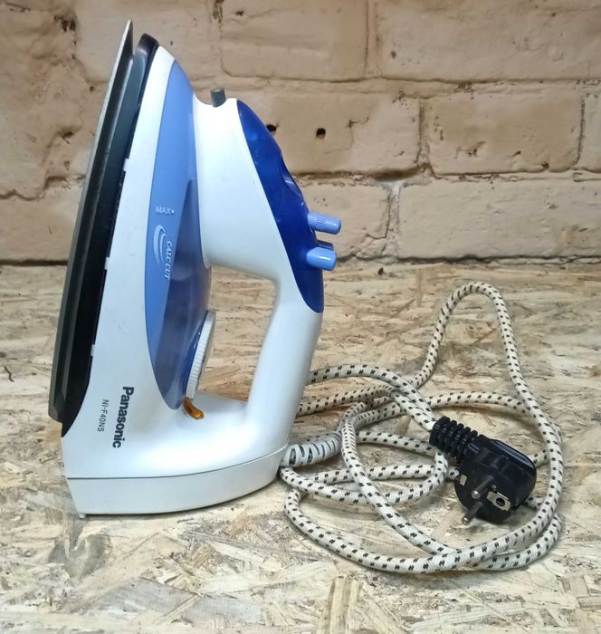 Продам утюг Panasonic NI-F40NS в нормальном, рабочем состоянии.