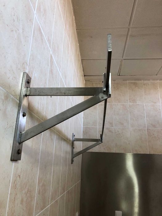 2 barras para pendurar carne ou charcutaria e um tanque em inox.