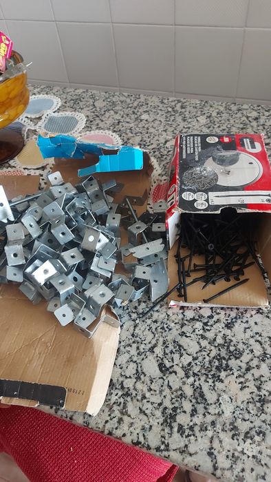 Vendo estas 2 caixas com estes artigos  por não estar a usar