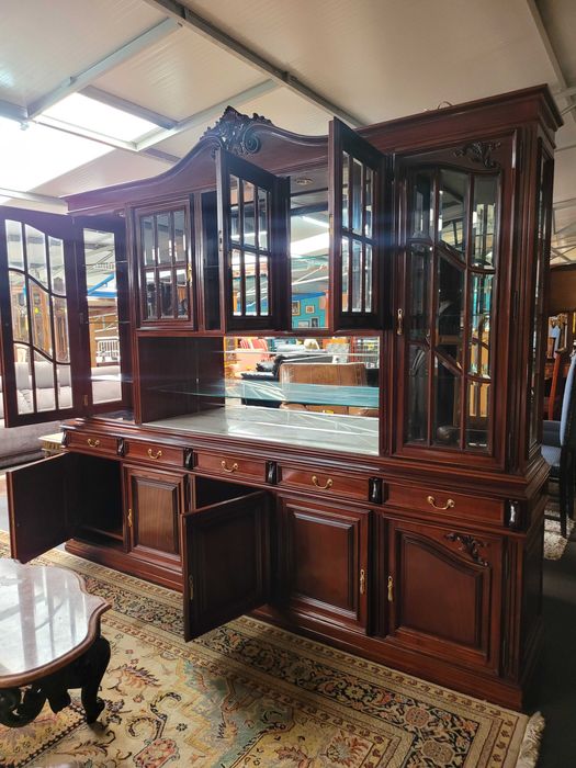 Grande móvel em madeira com fundo em espelho e banc