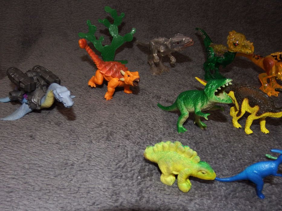 zestaw figurek dinozaurów Lego-nie lego