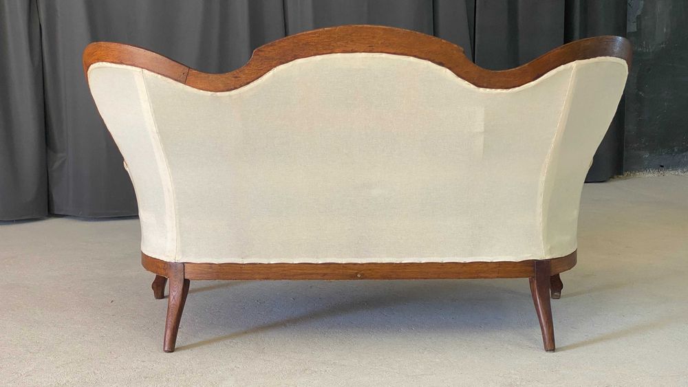 Elegancka sofa ludwikowska, rzeźbiona rama, klasyczna forma