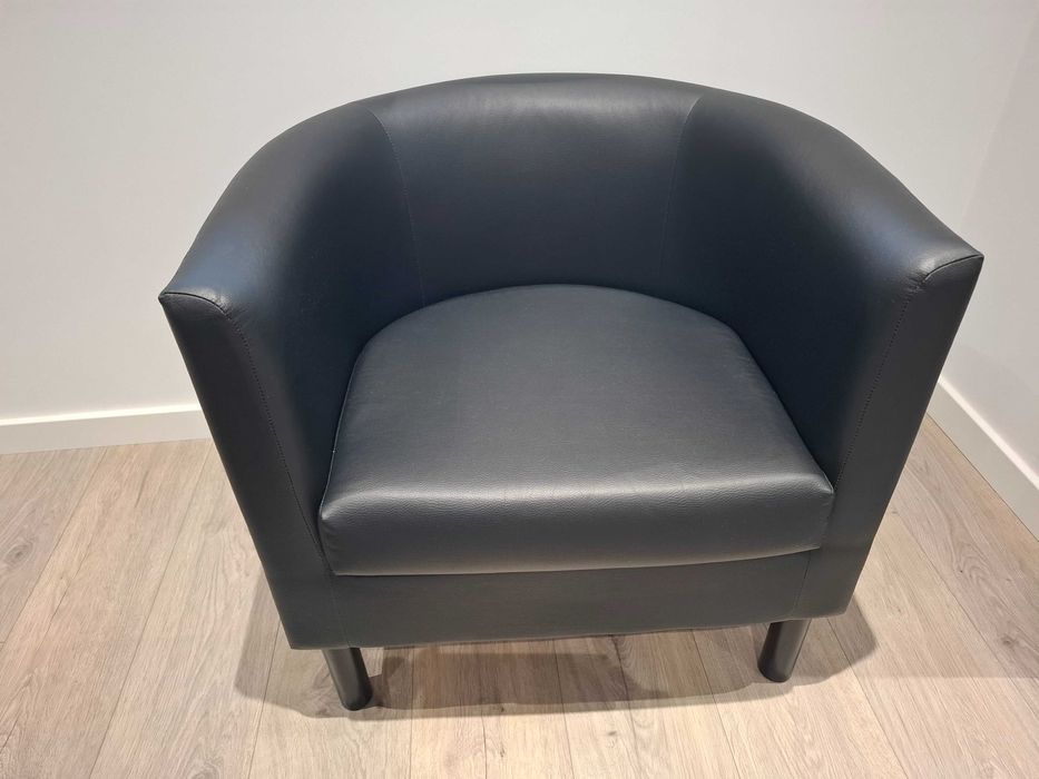 Cadeirão preto IKEA