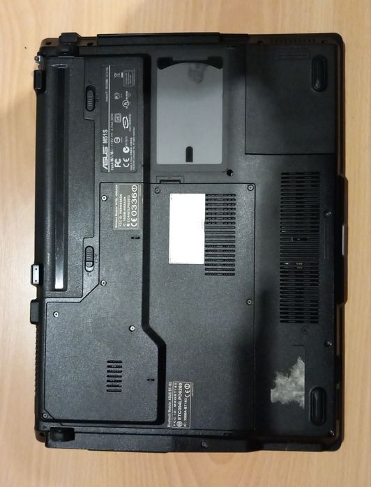 ASUS M51SE em funcionamento, mas monitor solto. Adequado para peças.