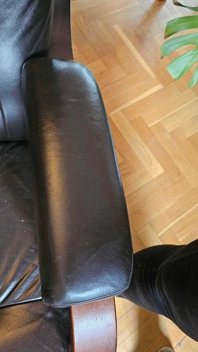 Skórzany fotel z podnóżkiem